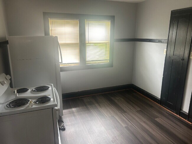 Building Photo - Nice 2 Bedroom 1 Bath