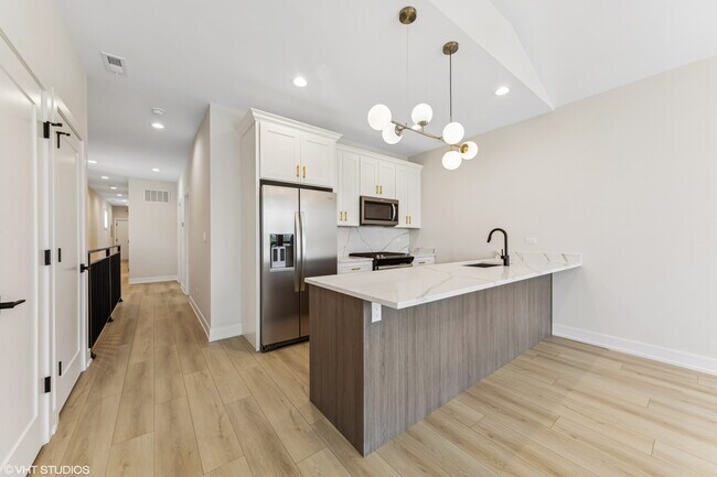 Building Photo - 5000 S Prairie Ave