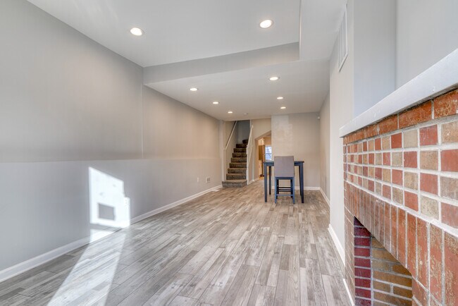 Building Photo - 135 S Central Ave