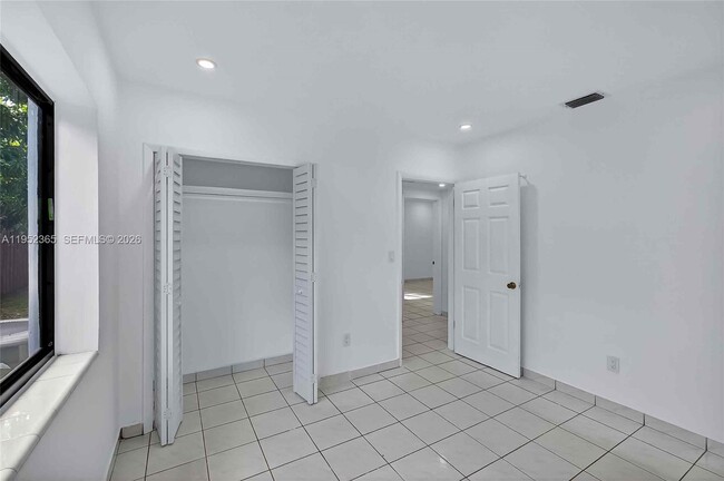 Building Photo - 524 NE 160th Terrace