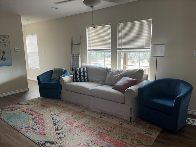 Building Photo - 207 Oakwood Loop