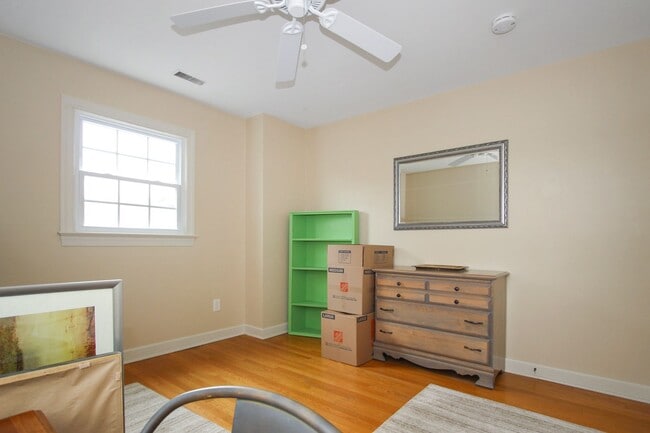 Building Photo - 427 Elizabeth Lake Dr