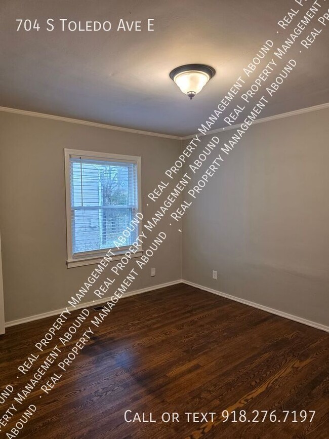 Building Photo - 704 S Toledo Ave