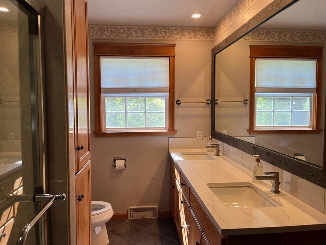 Building Photo - Beautiful custom 3 bedroom 2 bath house in...