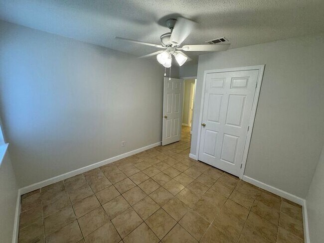 Building Photo - Gulf Breeze - Greenbriar Estates - 2 bedro...
