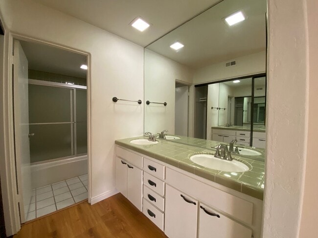 Building Photo - Lovely 2Bedroom, 2 Bathroom Condo!