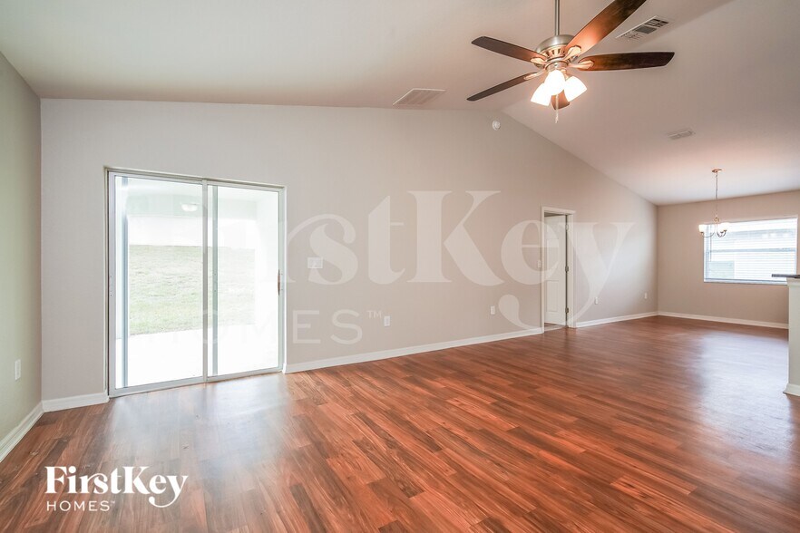 Building Photo - 881 Greenshank Dr