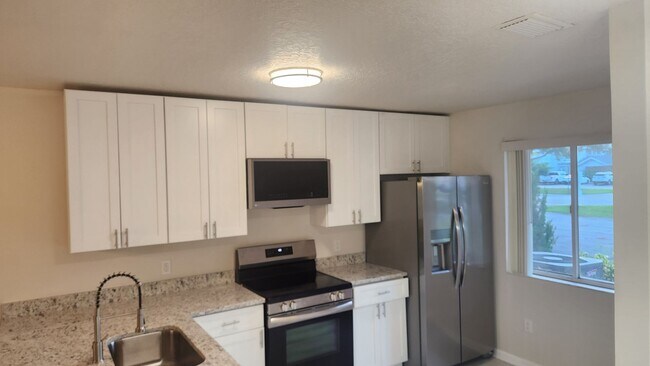 Building Photo - 2 bedroom 2.5 bath