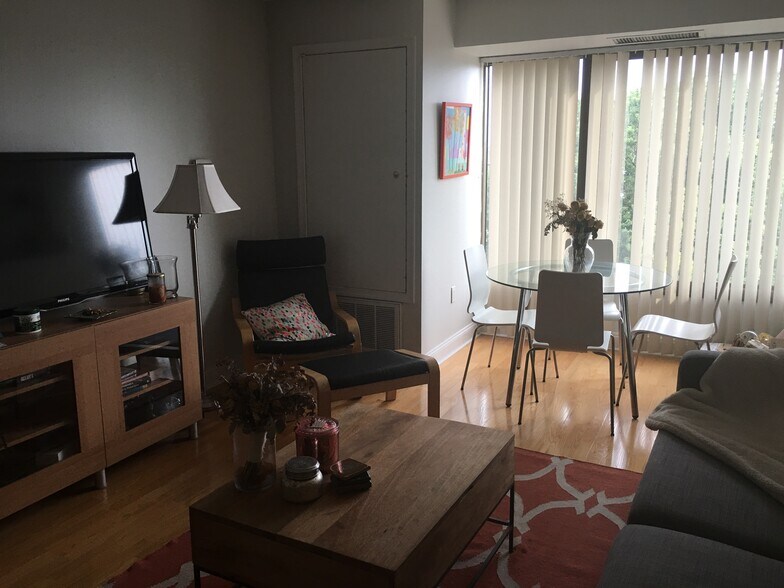 Living/Dining - 2001 Hamilton St