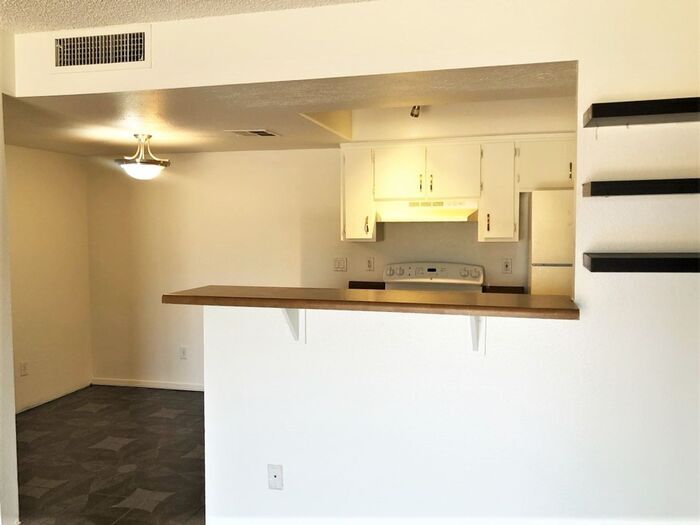 Building Photo - 2121 W Royal Palm Rd