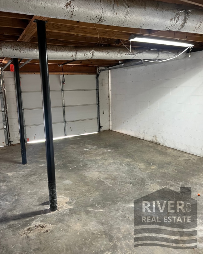 Building Photo - 1233 Ridge Dr