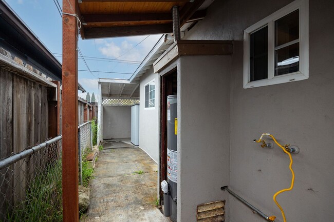 Building Photo - Remodeled spacious 2 bedroom, 1 bathroom unit now available!