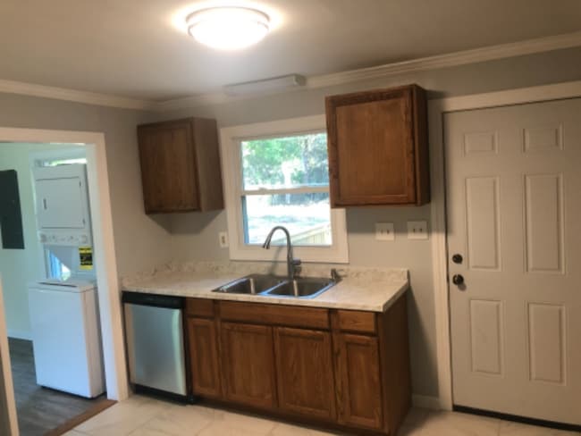 Building Photo - 406 Forest Cir
