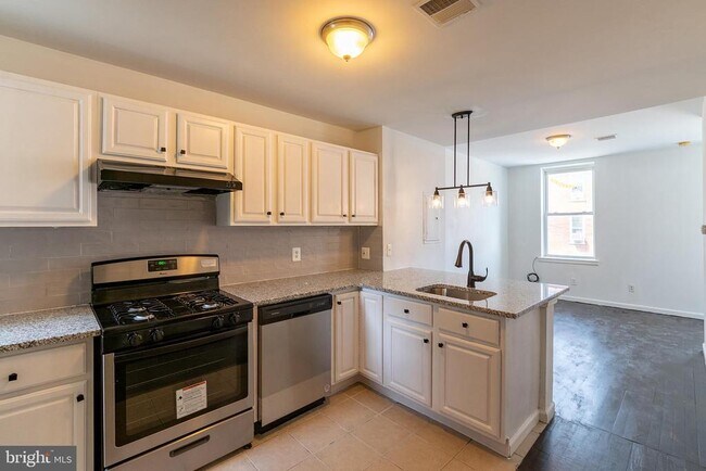 Primary Photo - 305 N 41st St