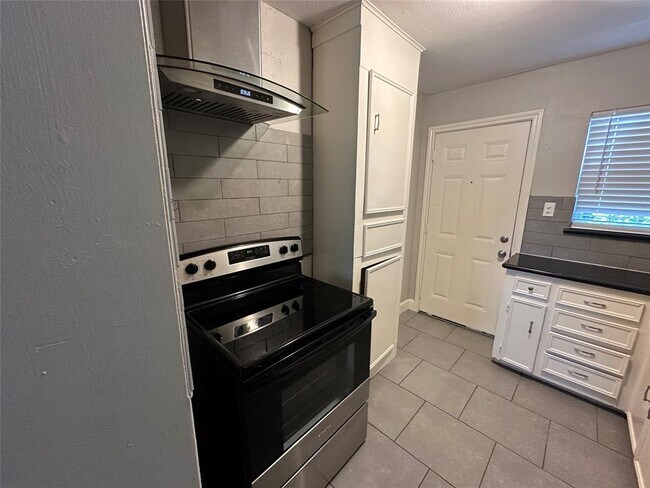 Building Photo - 9329 Chesterfield Dr