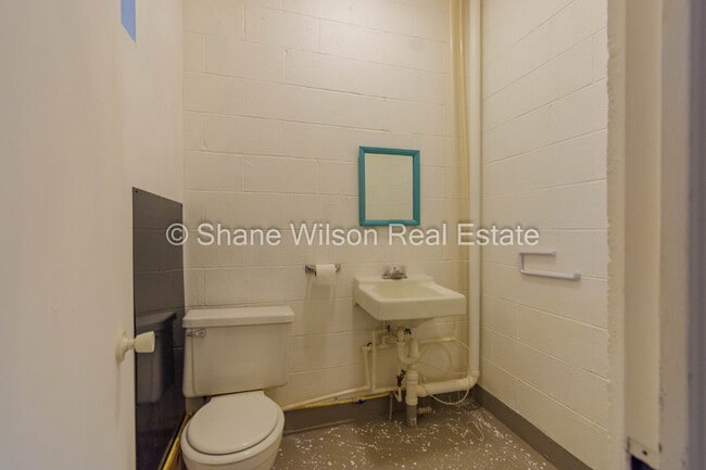 Building Photo - Commercial Property Ideal for Contractor t...