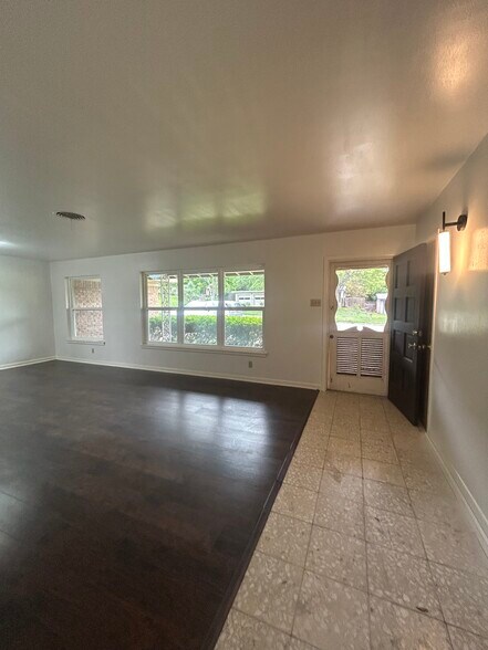 Building Photo - 110 Northaven Dr