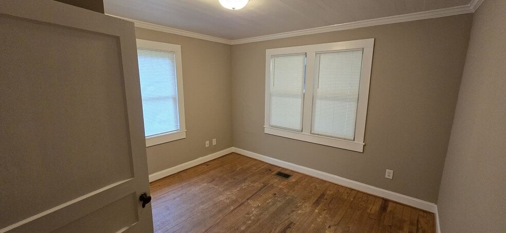 Building Photo - 4354 Pineview Dr
