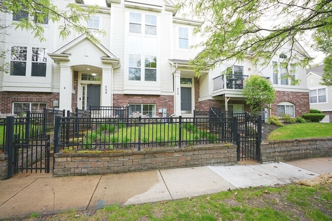 Building Photo - 470 Grosvenor Ln