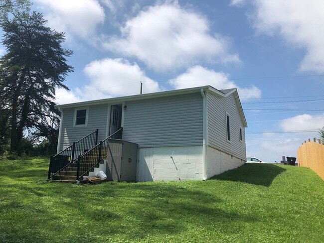 Building Photo - 126 Eden St NW