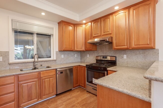 Building Photo - Spacious 3 Bed / 2 Bath Flat with garage parking in Outer Richmond. YouTube tour!