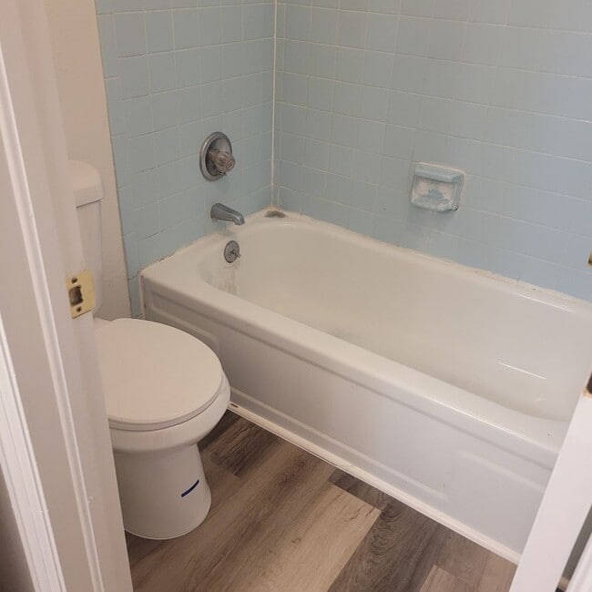 Building Photo - 2 Bed, 1 Bath Condo W/Detached 1 Car Garag...