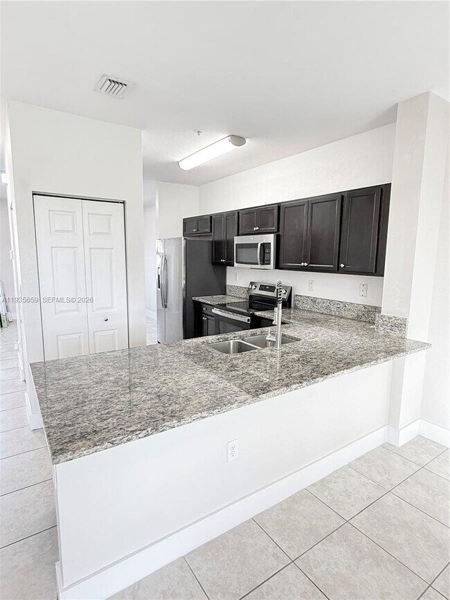 Building Photo - 134 SE 28th Ter