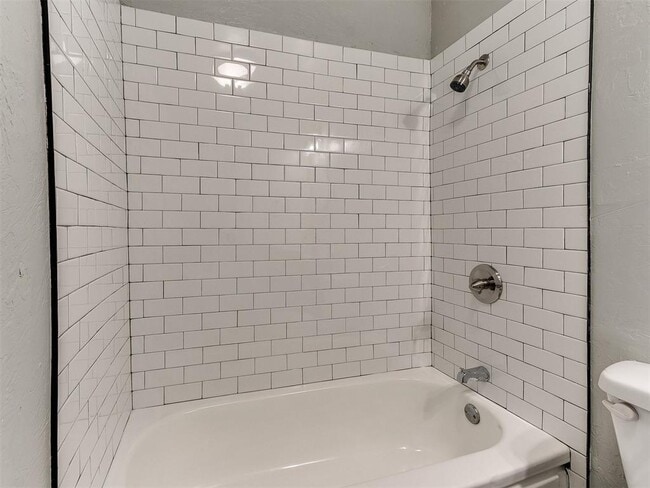 Building Photo - 3220 NE 14th Pl