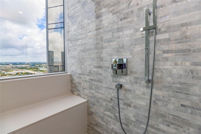 Building Photo - 851 NE 1st Ave