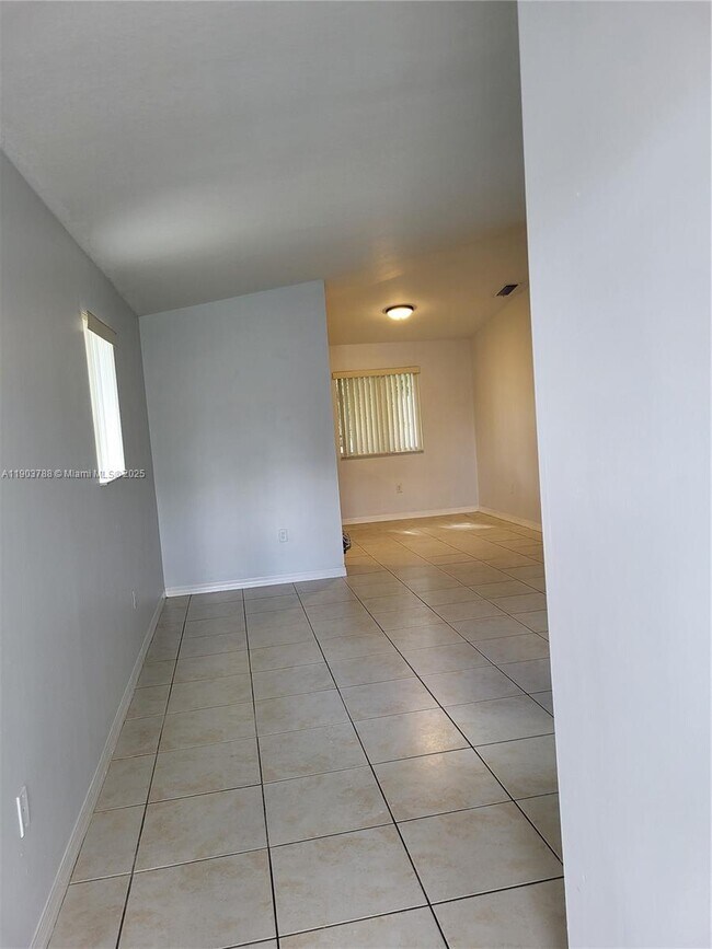 Building Photo - 2920 SE 12th Rd