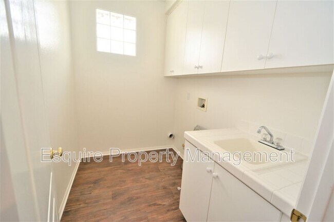 Building Photo - 2861 Golf Villa Way