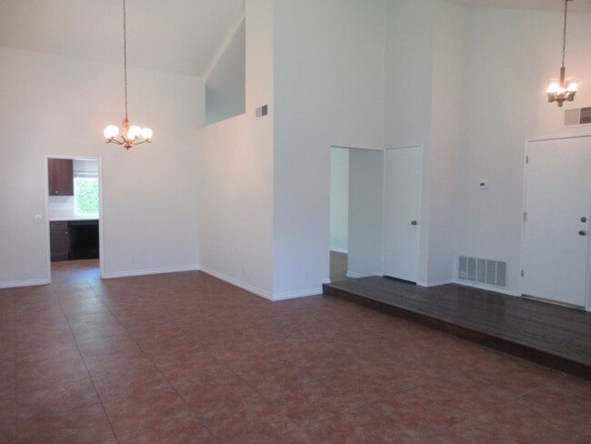 Building Photo - Beautiful updated 1-story home in Northridge
