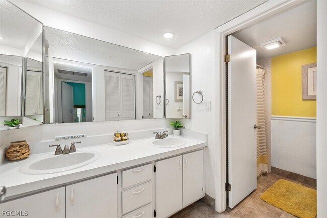 Building Photo - 4029 Sandlewood Ln