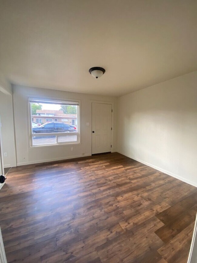 Building Photo - Newly Remodeled 1 Bedroom Apartment!