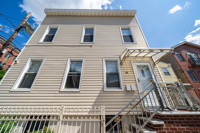 Building Photo - 88 Oakland Ave