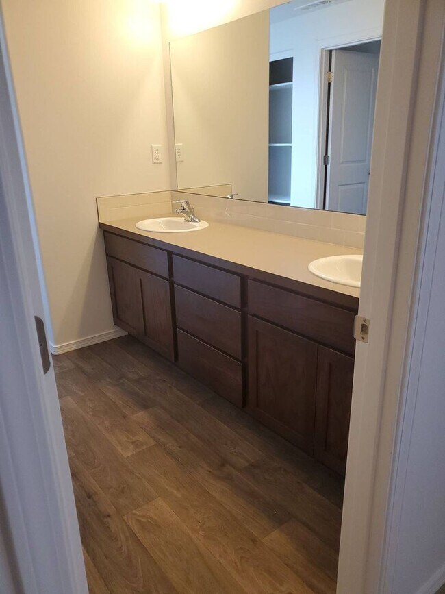 Building Photo - 4 bed 2.5 bath home in Mae Valley area of Moses Lake