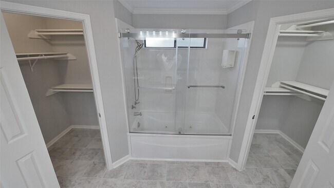 Building Photo - 8003 Oakwood Forest Dr