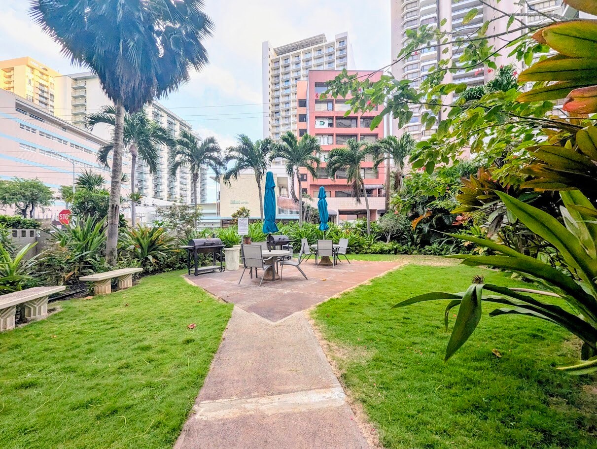 Building Photo - 425 Ena Rd