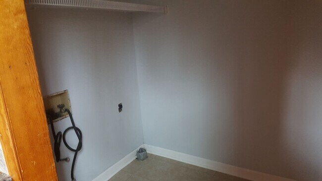 Building Photo - Duplex 2 bedroom 1 bath