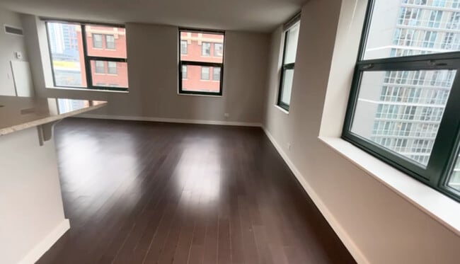 Building Photo - 10 W Erie St