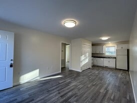 Building Photo - 2301 Lakeland Dr