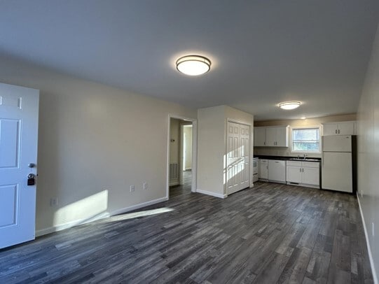 Building Photo - 2301 Lakeland Dr
