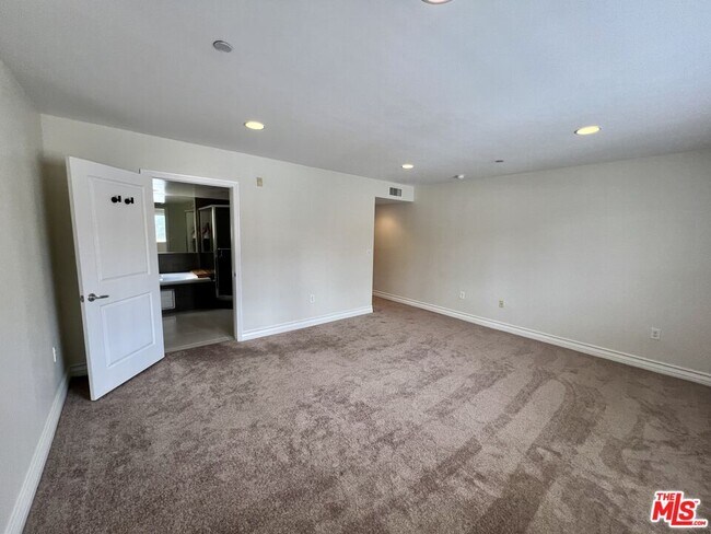 Building Photo - 1353 N Fuller Ave