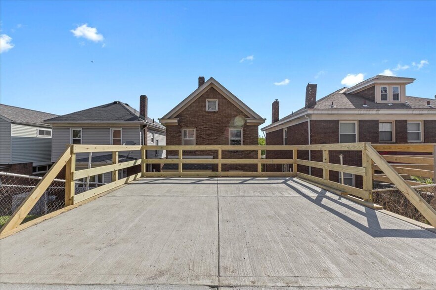 Building Photo - 2816 Clermont Ave