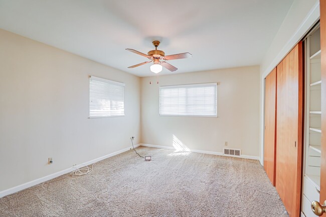 Building Photo - Farmhouse in NW Bakersfield