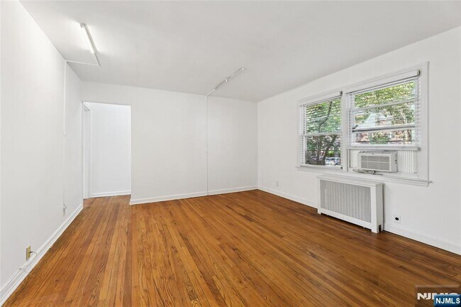 Building Photo - 25- 18 High St