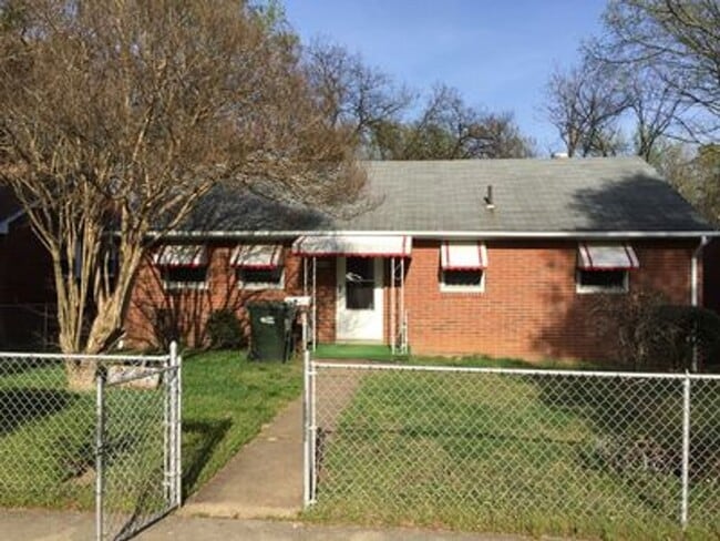 Building Photo - 3 bedroom house in Fulton Hill! Laundry, Central HVAC All electric, big fenced yard, hardwoods