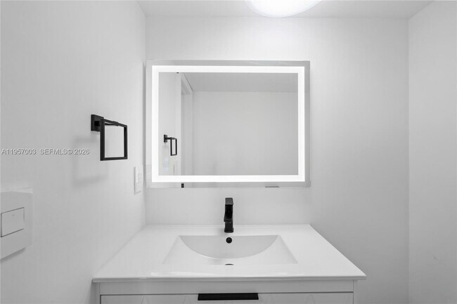 Building Photo - 4101 Pine Tree Dr