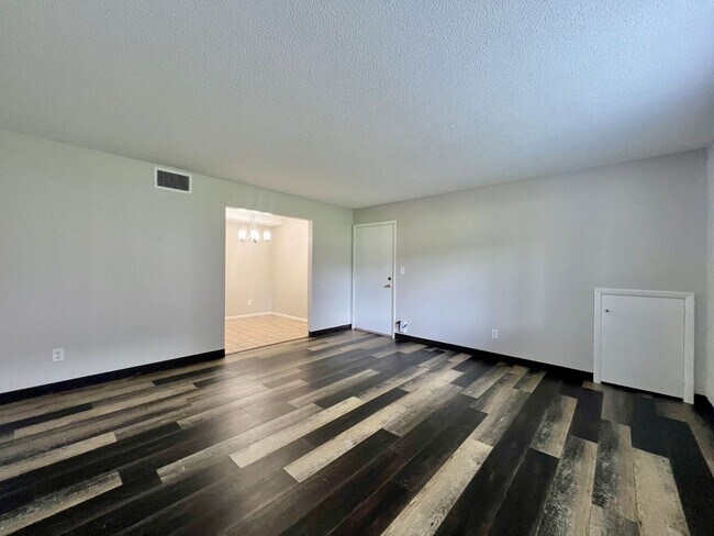 Building Photo - 2 Bed 1.5 Bath Apartment for rent!