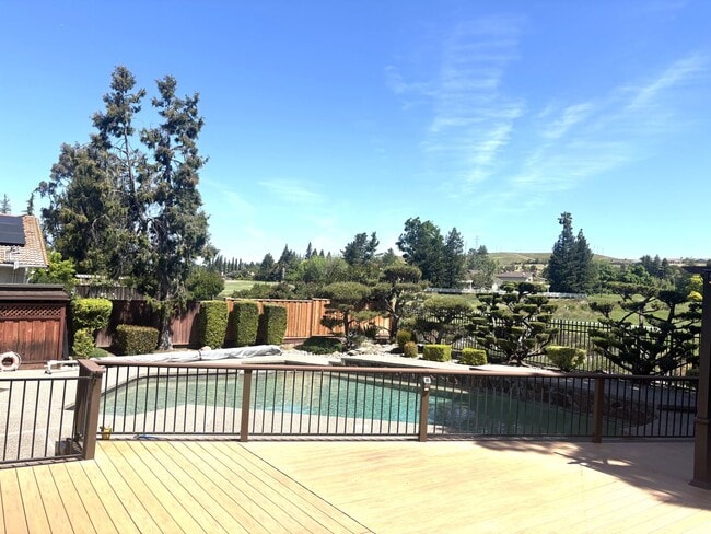 Building Photo - Stunning 4-Bedroom Home on Golf Course wit...